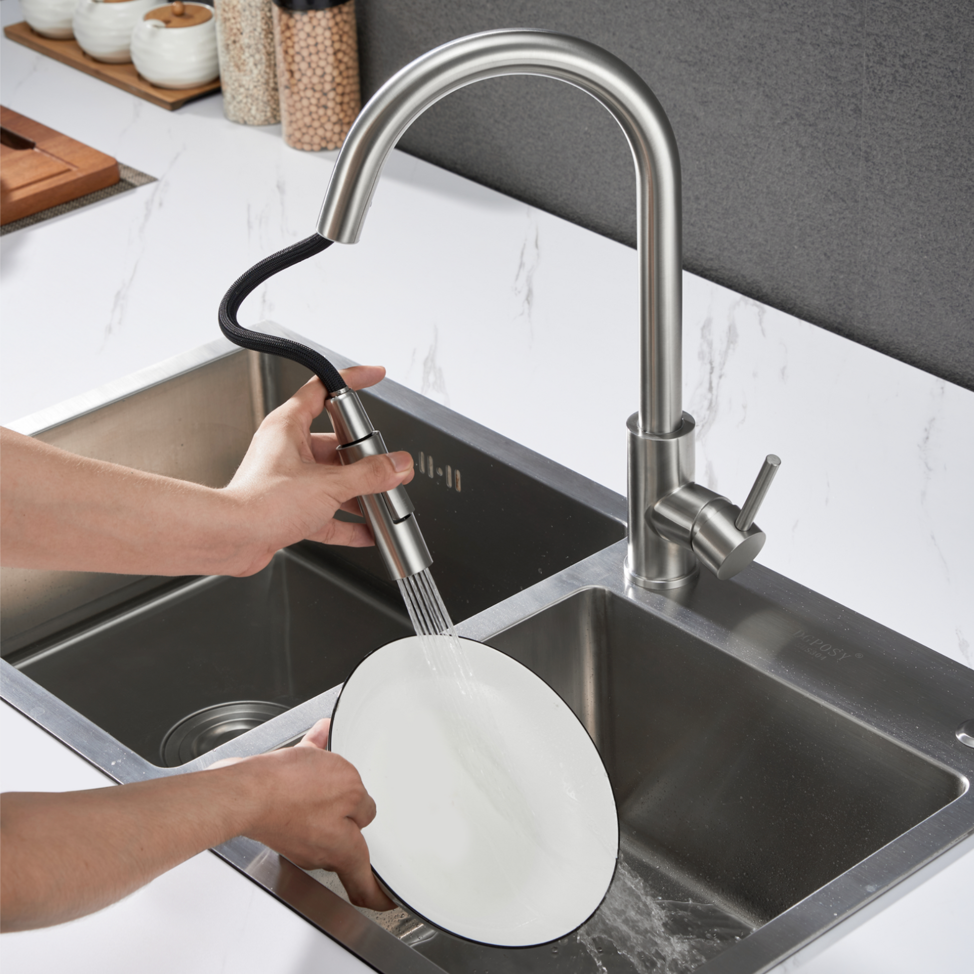 De uittrekbare uitloop in combinatie met de sproeistand laat zien hoe makkelijk er afgewassen kan worden.