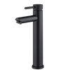 Een hoge, ronde, mat zwarte badkamerkraan